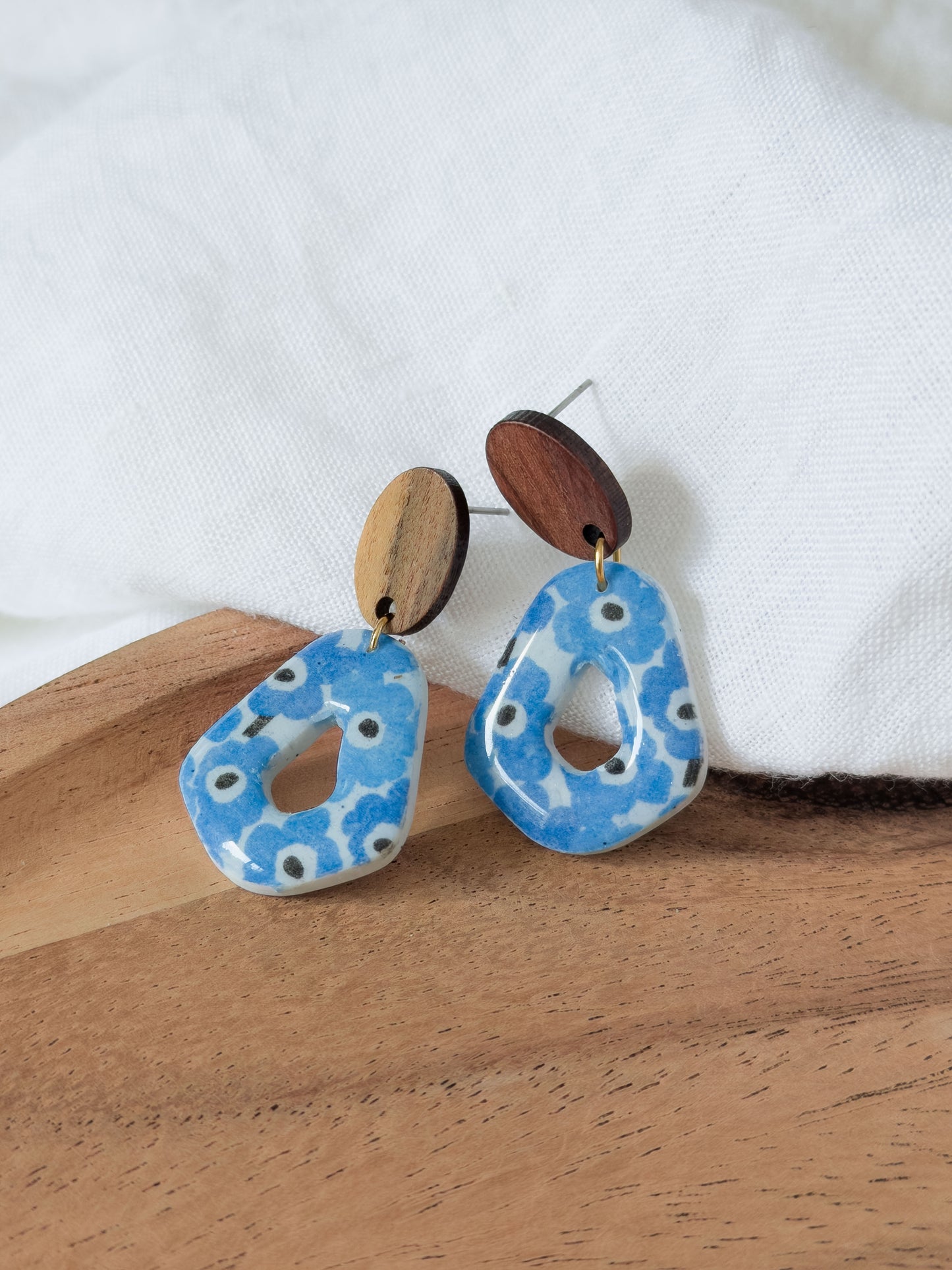 Untamed Garden Col ✦ Blaue Blumen Ohrringe mit Holzstecker