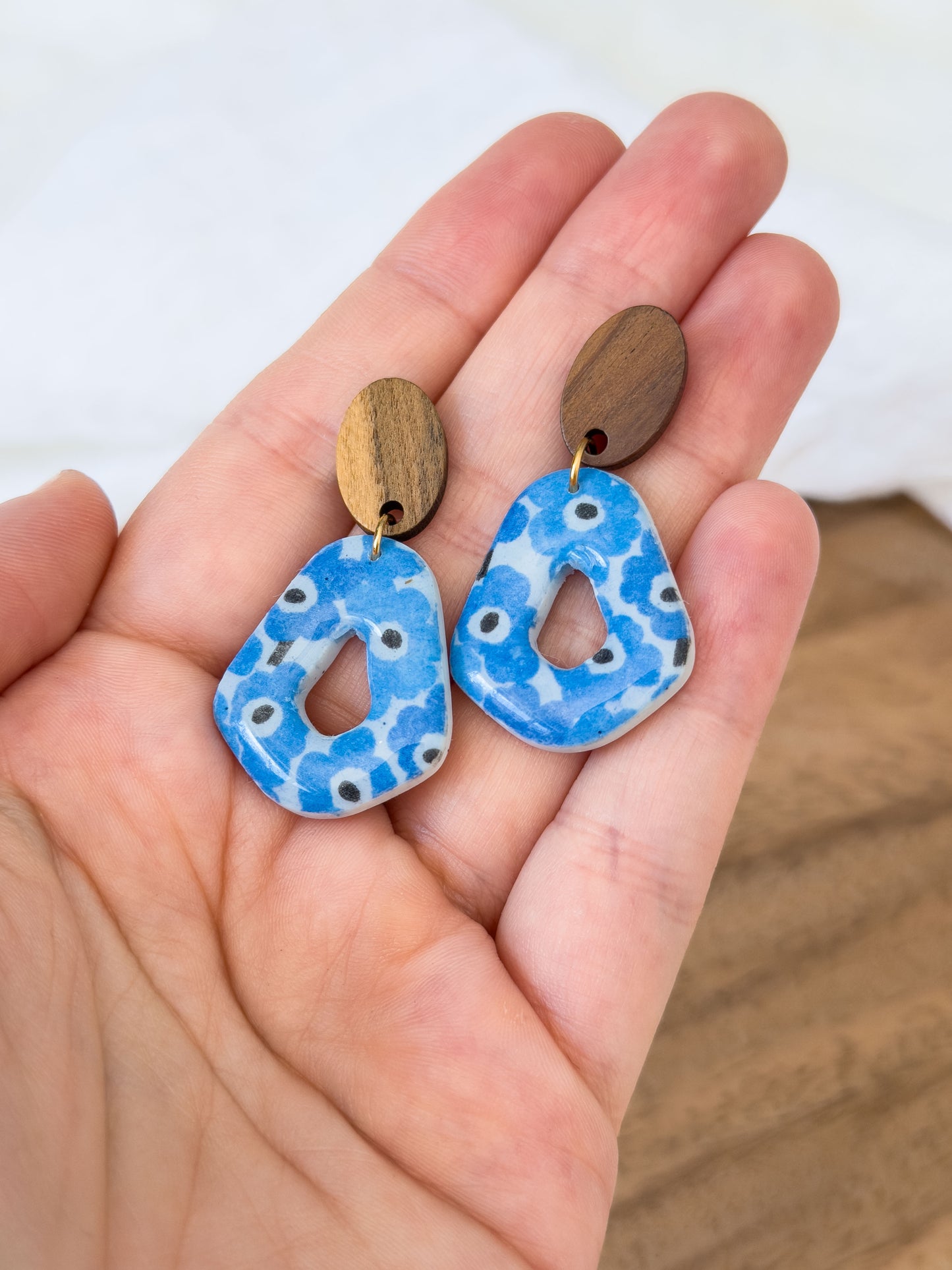 Untamed Garden Col ✦ Blaue Blumen Ohrringe mit Holzstecker