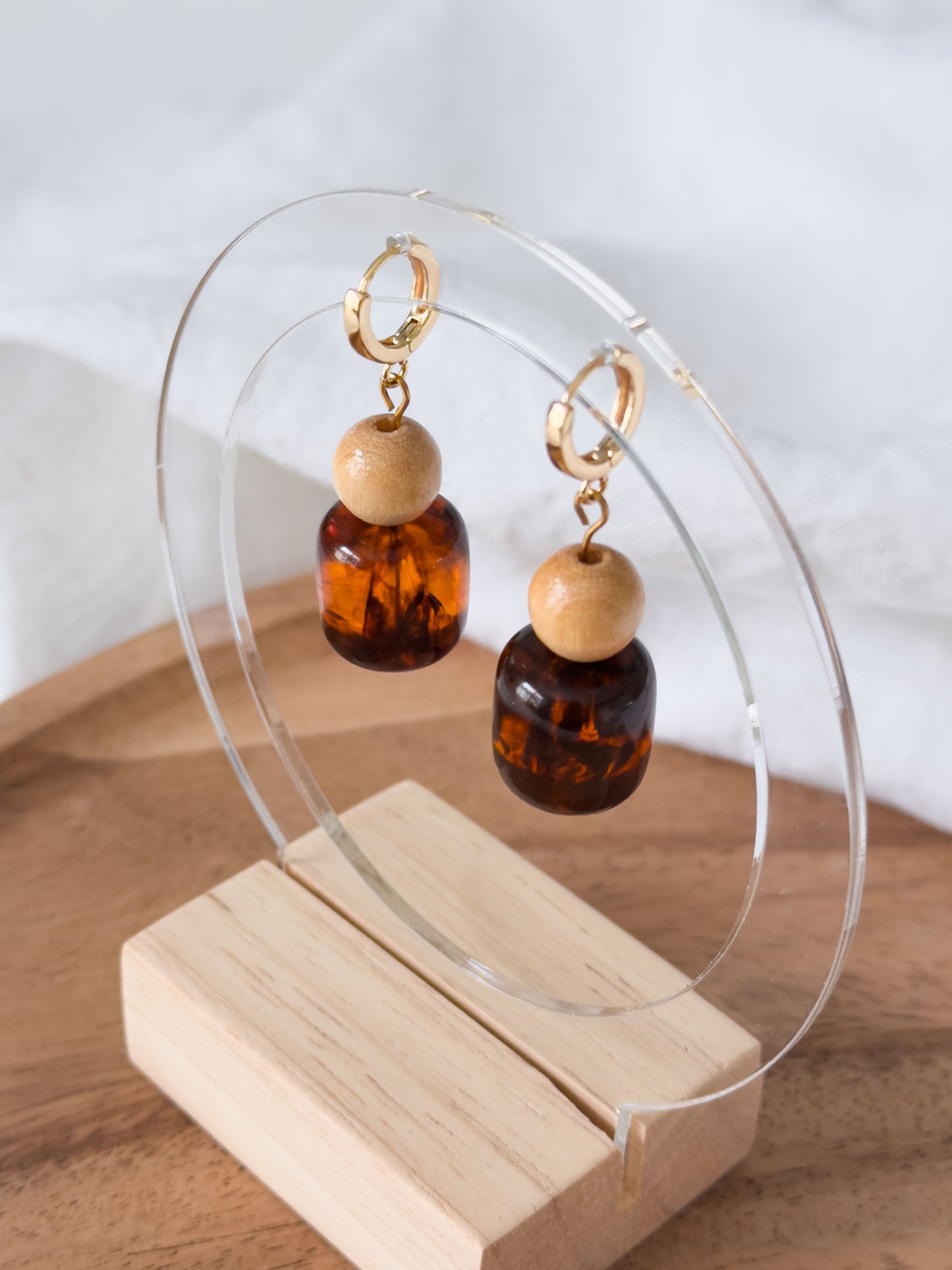 Untamed Garden Col ✦ Huggies mit braunen Holz- & Resin-Anhängern