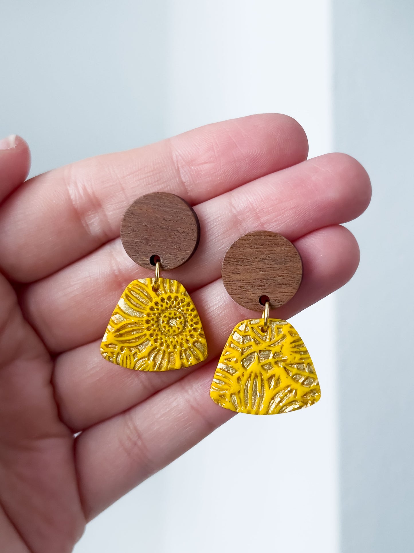 Col R ✦ Gelb-goldene Sonnenblumen Holz-Ohrringe