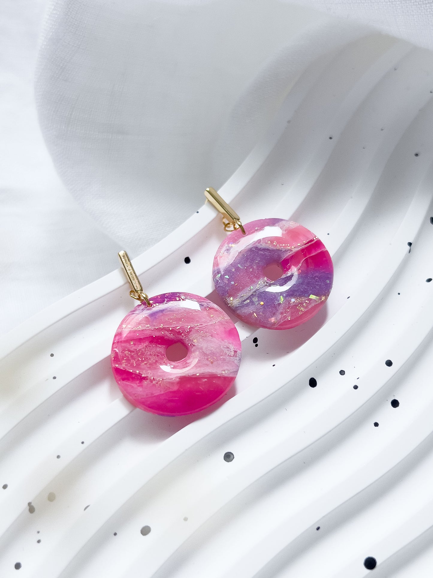 Col R ✦ Fuchsia-marmorierte Donut-Ohrringe