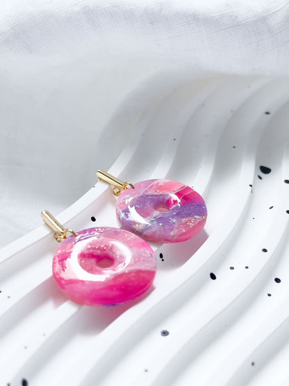 Col R ✦ Fuchsia-marmorierte Donut-Ohrringe