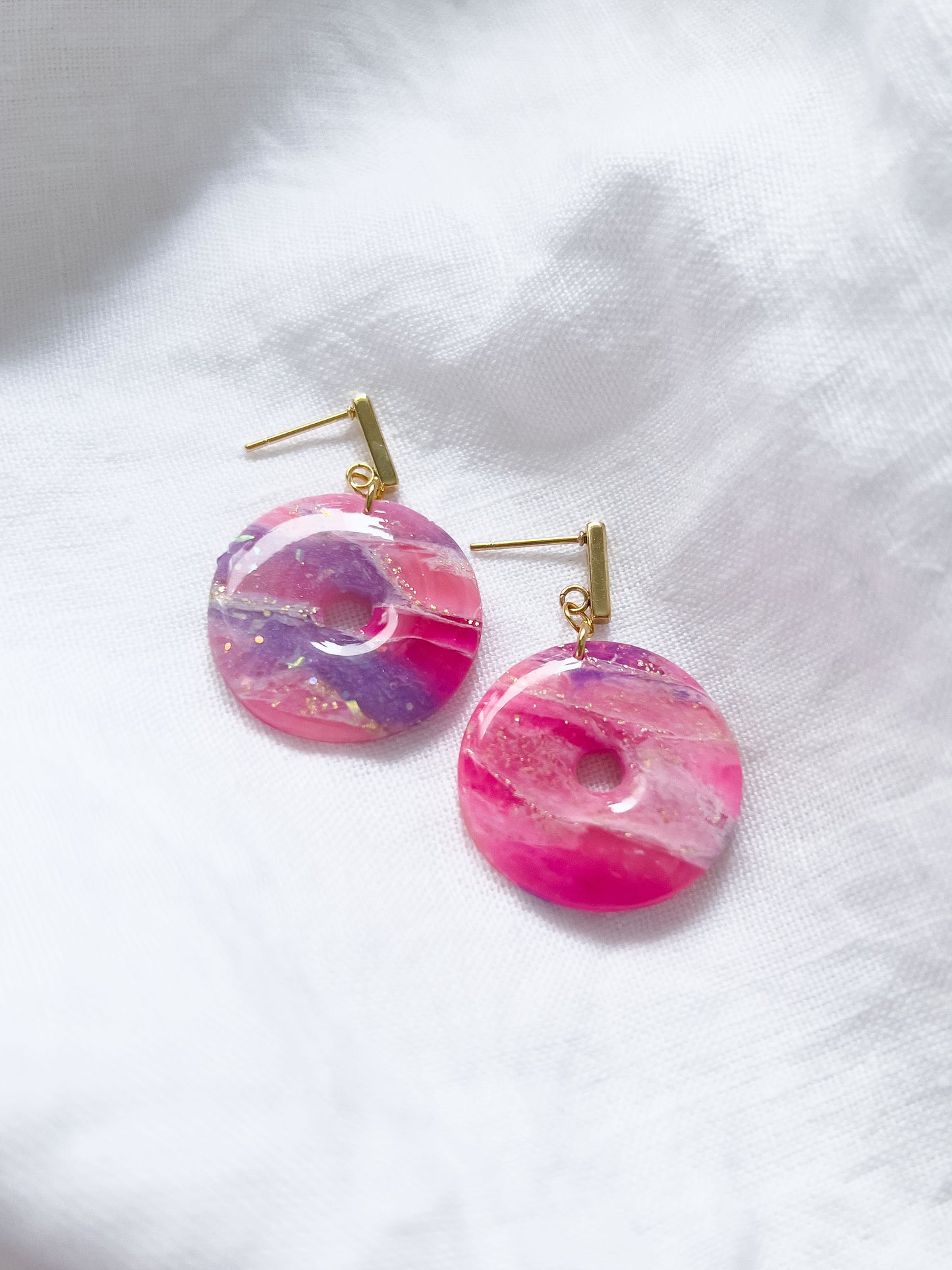 Col R ✦ Fuchsia-marmorierte Donut-Ohrringe