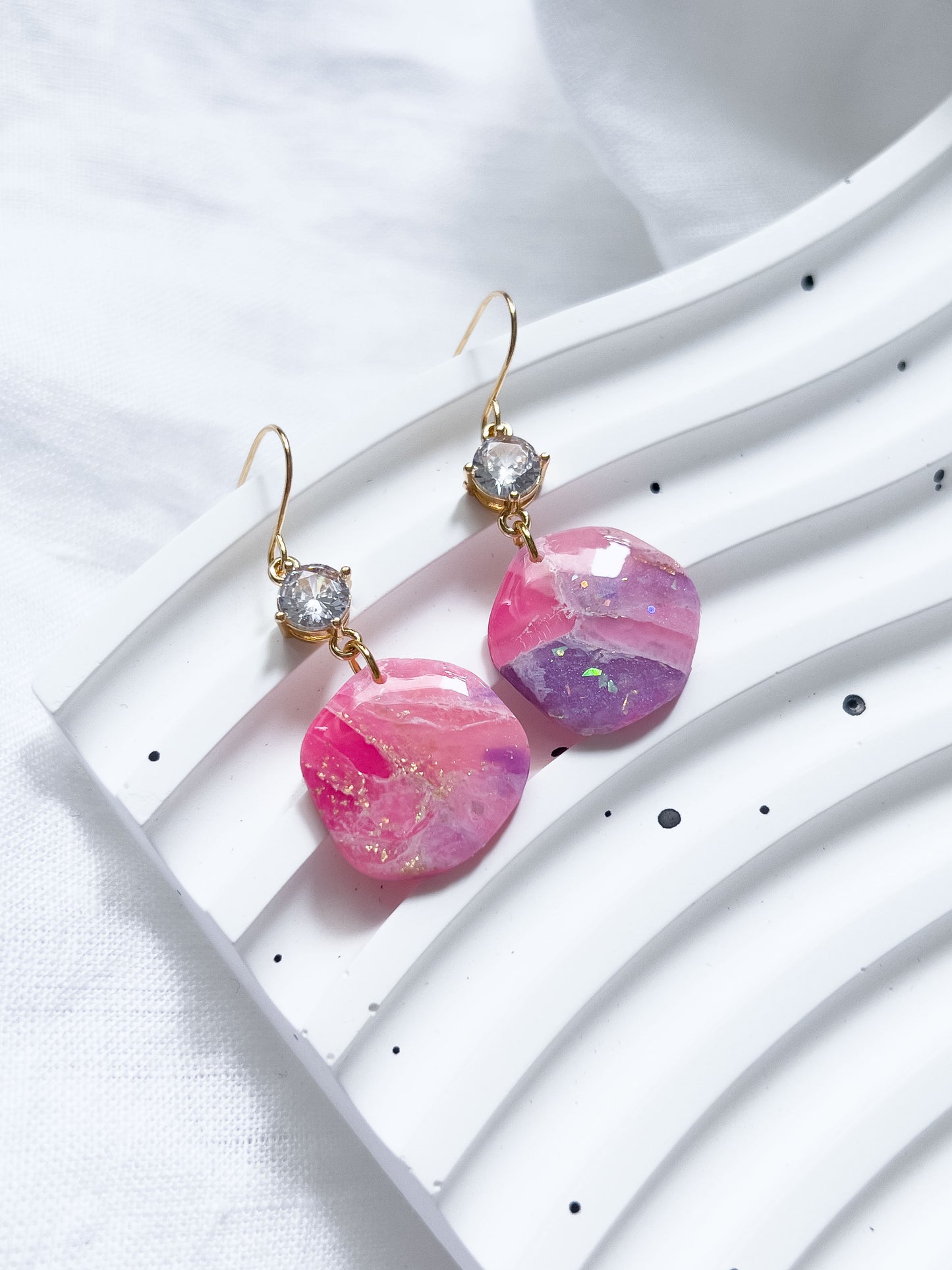 Col R ✦ Fuchsia-marmorierte Hängeohrringe