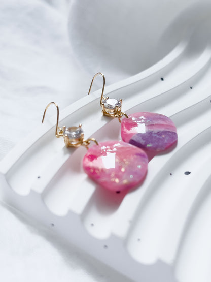 Col R ✦ Fuchsia-marmorierte Hängeohrringe