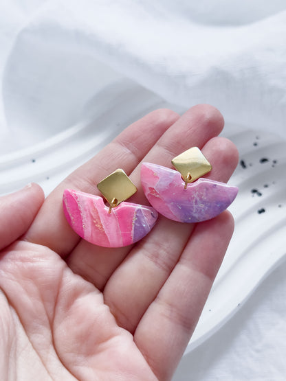 Col R ✦ Fuchsia-marmorierte halbkreisförmige Ohrringe