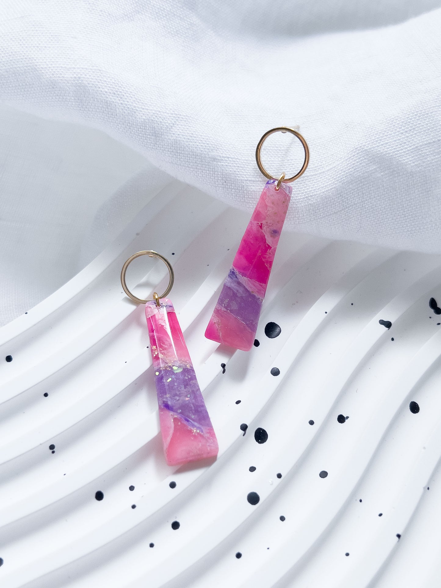 Col R ✦ Fuchsia-marmorierte lange Ohrringe