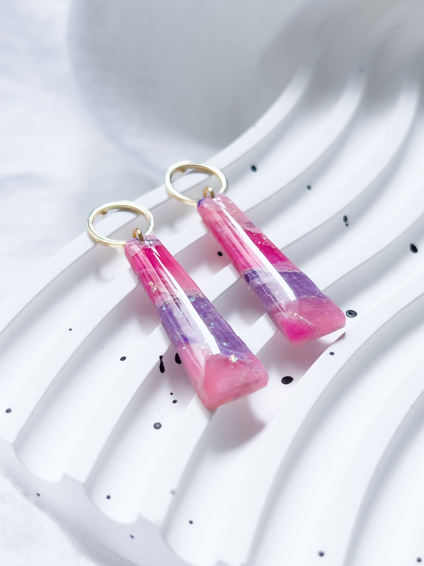 Col R ✦ Fuchsia-marmorierte lange Ohrringe