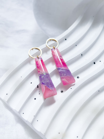 Col R ✦ Fuchsia-marmorierte lange Ohrringe