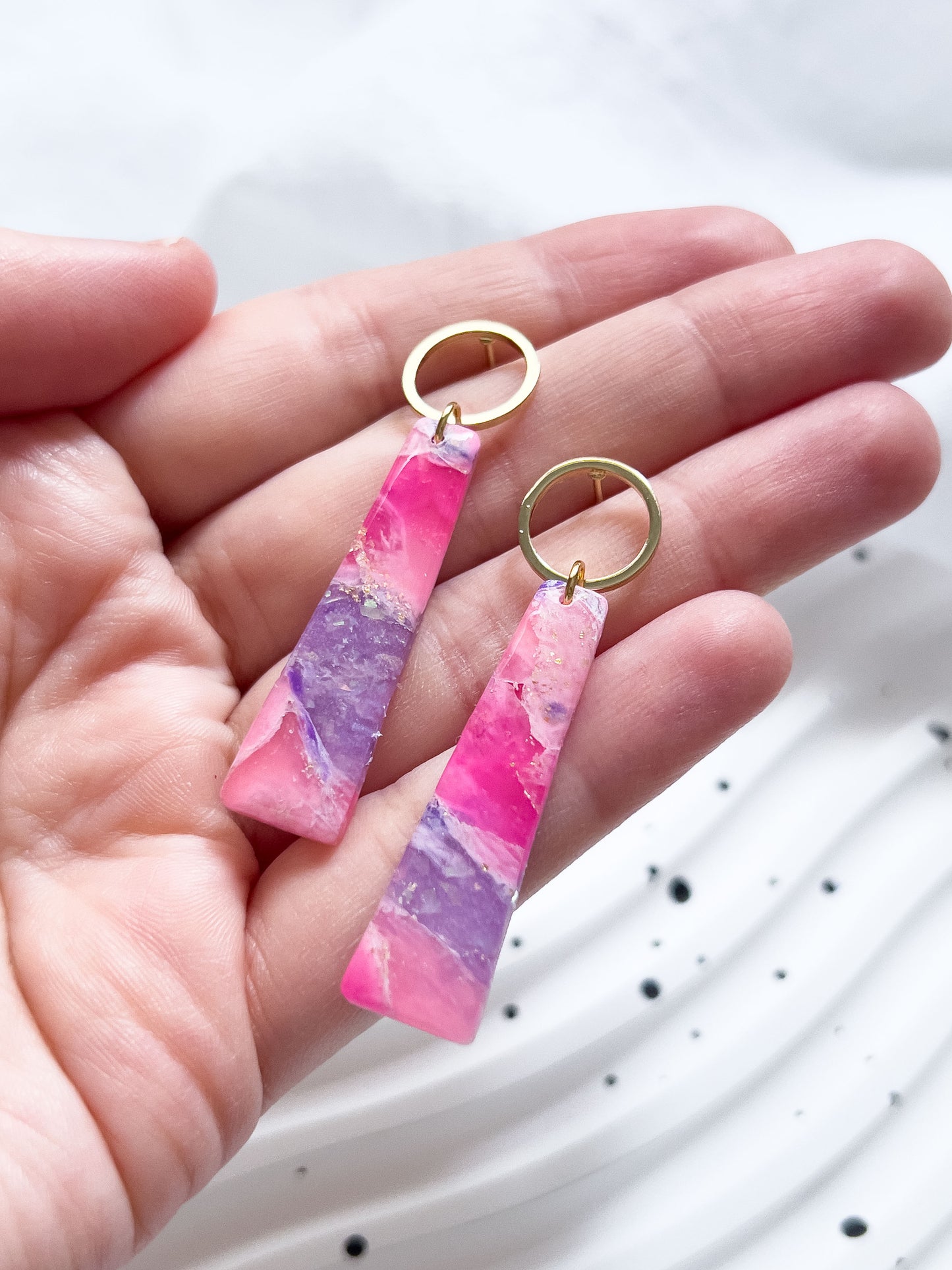 Col R ✦ Fuchsia-marmorierte lange Ohrringe