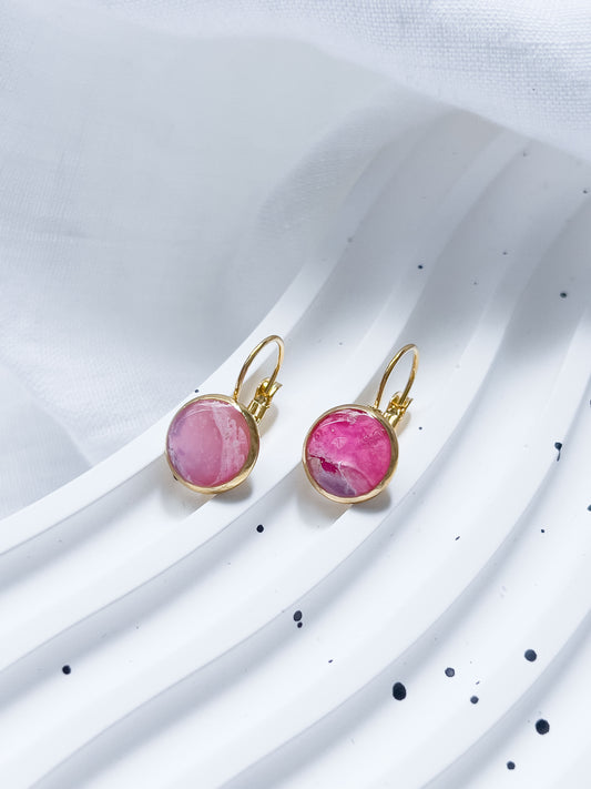 Col R ✦ Fuchsia-marmorierte Ohrhänger