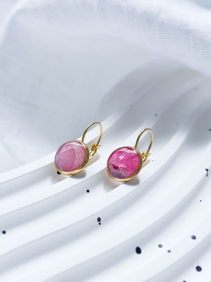 Col R ✦ Fuchsia-marmorierte Ohrhänger