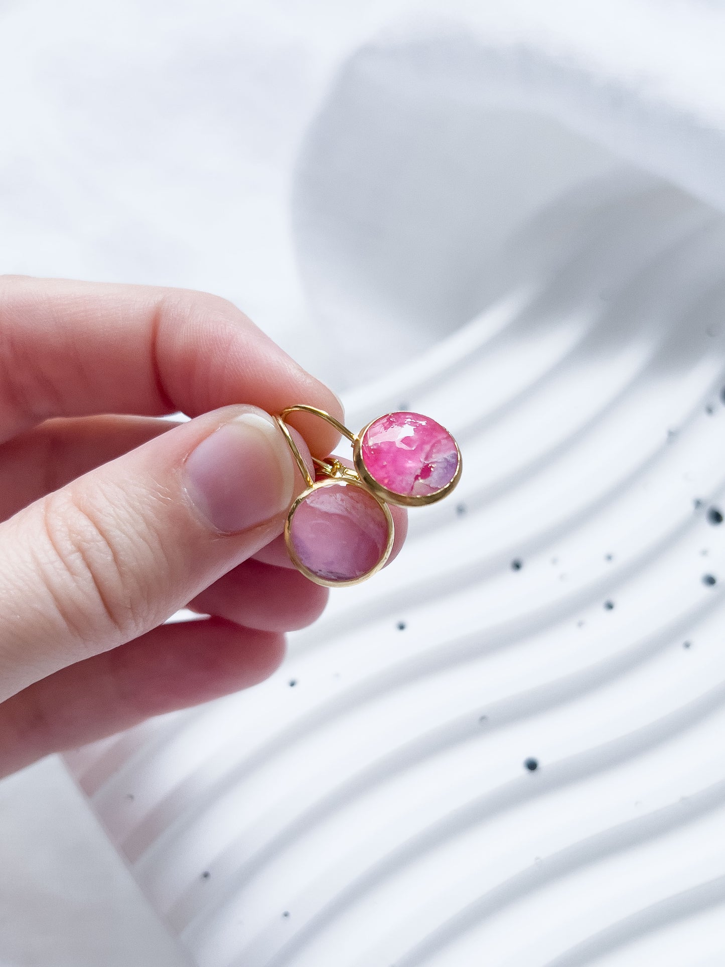 Col R ✦ Fuchsia-marmorierte Ohrhänger