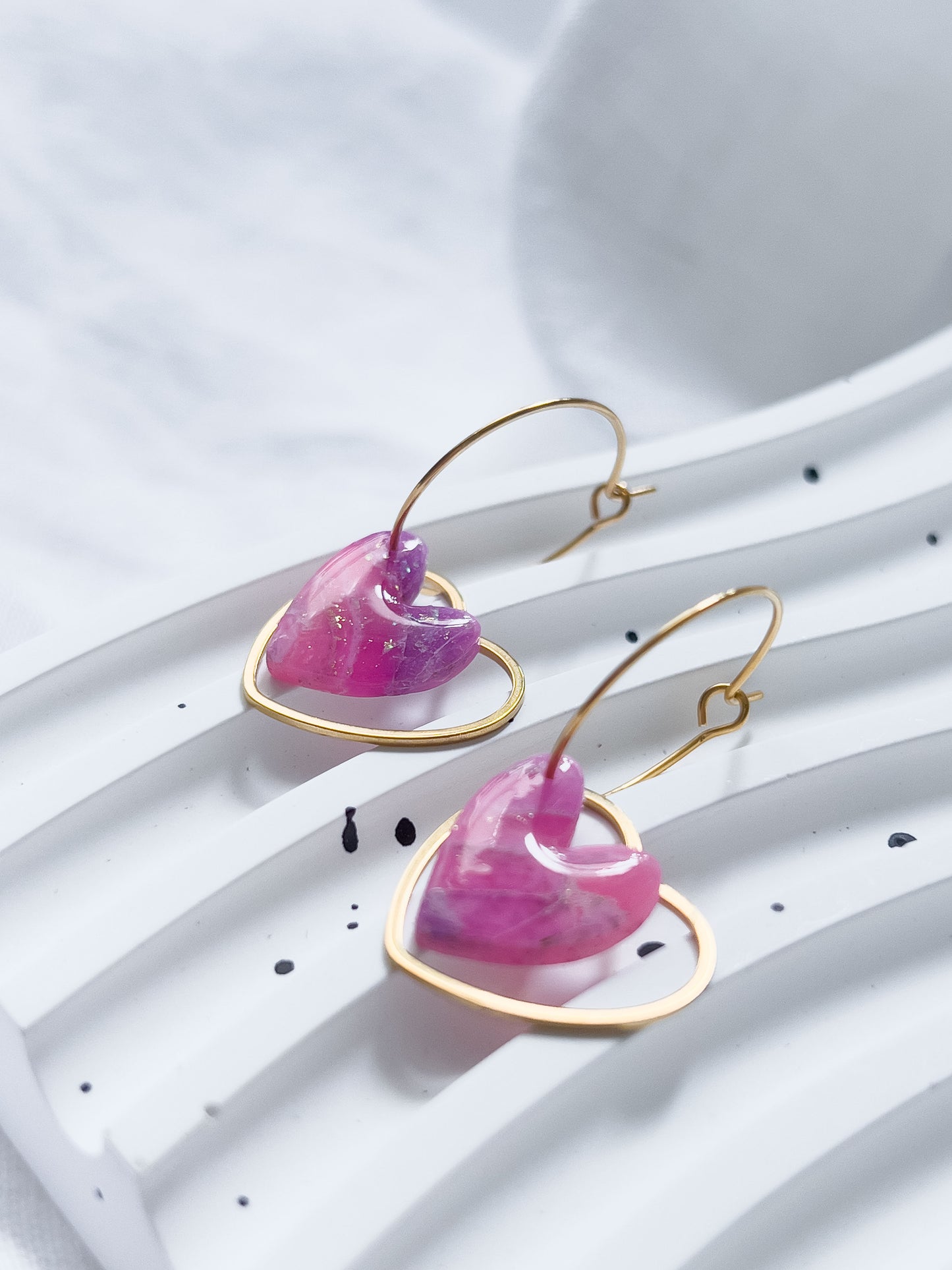 Col R ✦ Fuchsia-marmorierte Herz Creolen
