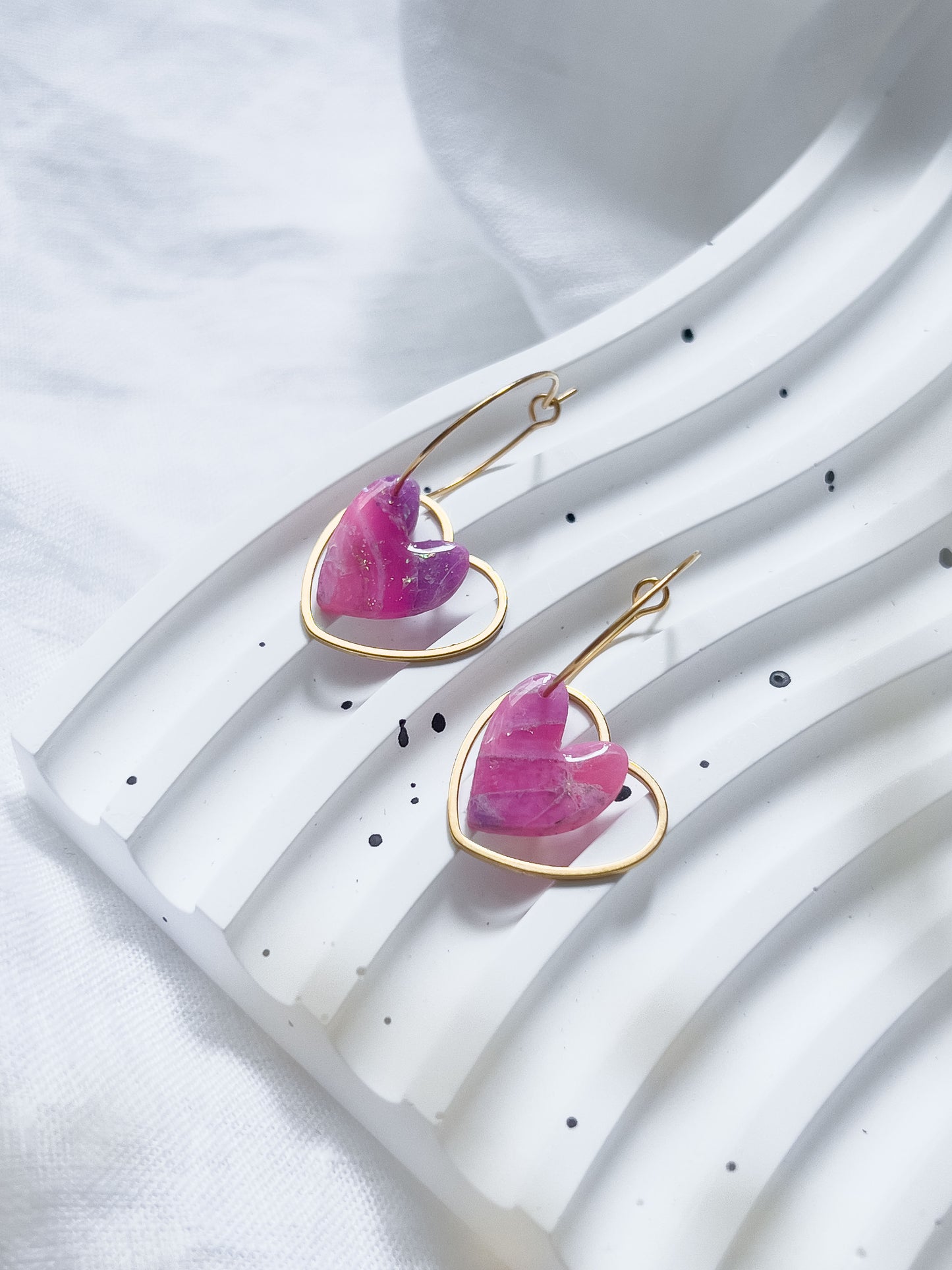 Col R ✦ Fuchsia-marmorierte Herz Creolen