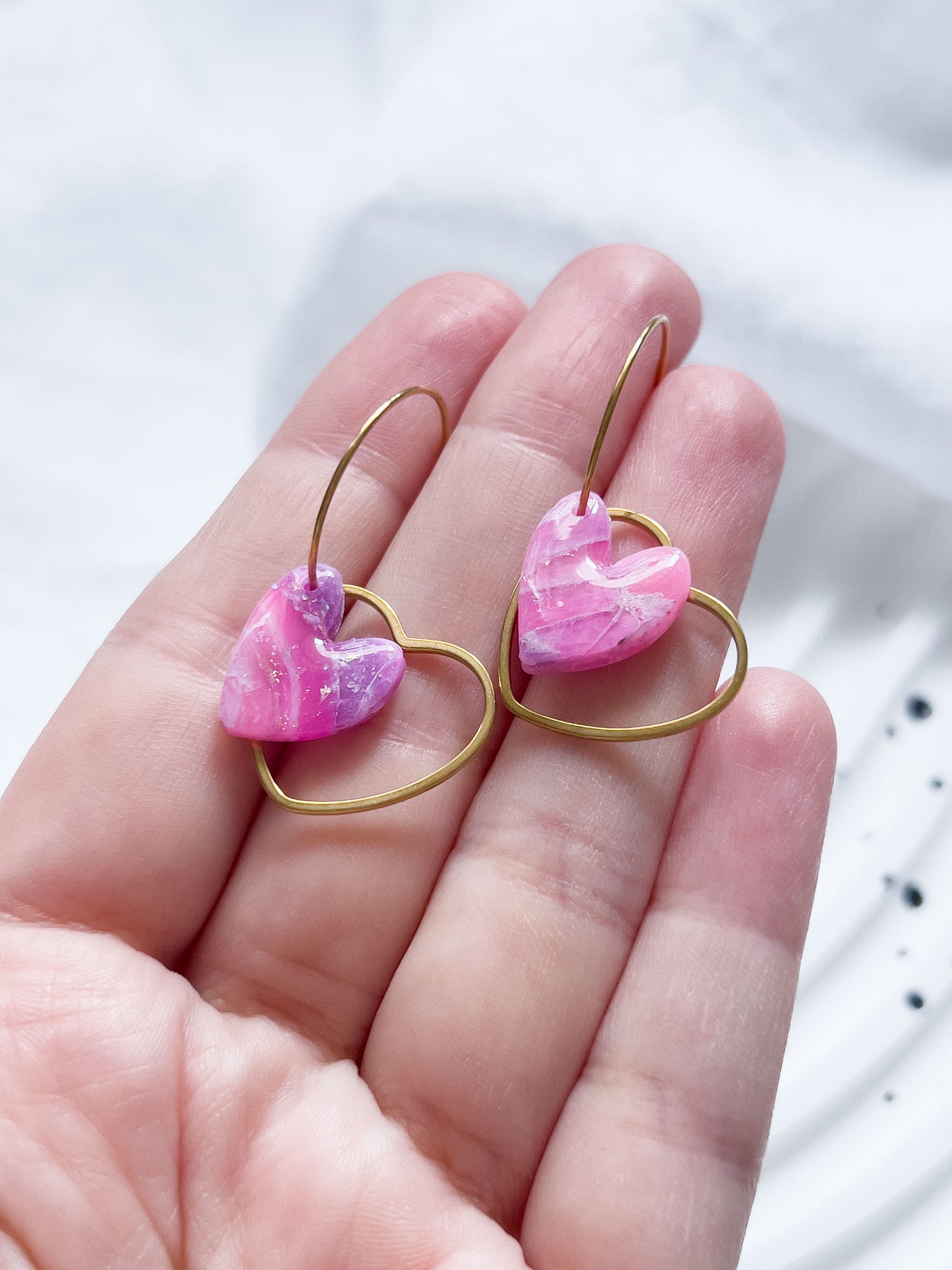 Col R ✦ Fuchsia-marmorierte Herz Creolen
