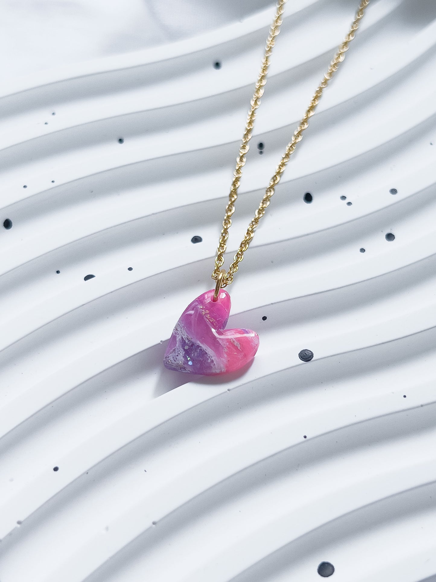 Col R ✦ Fuchsia-marmorierte Herz Halskette