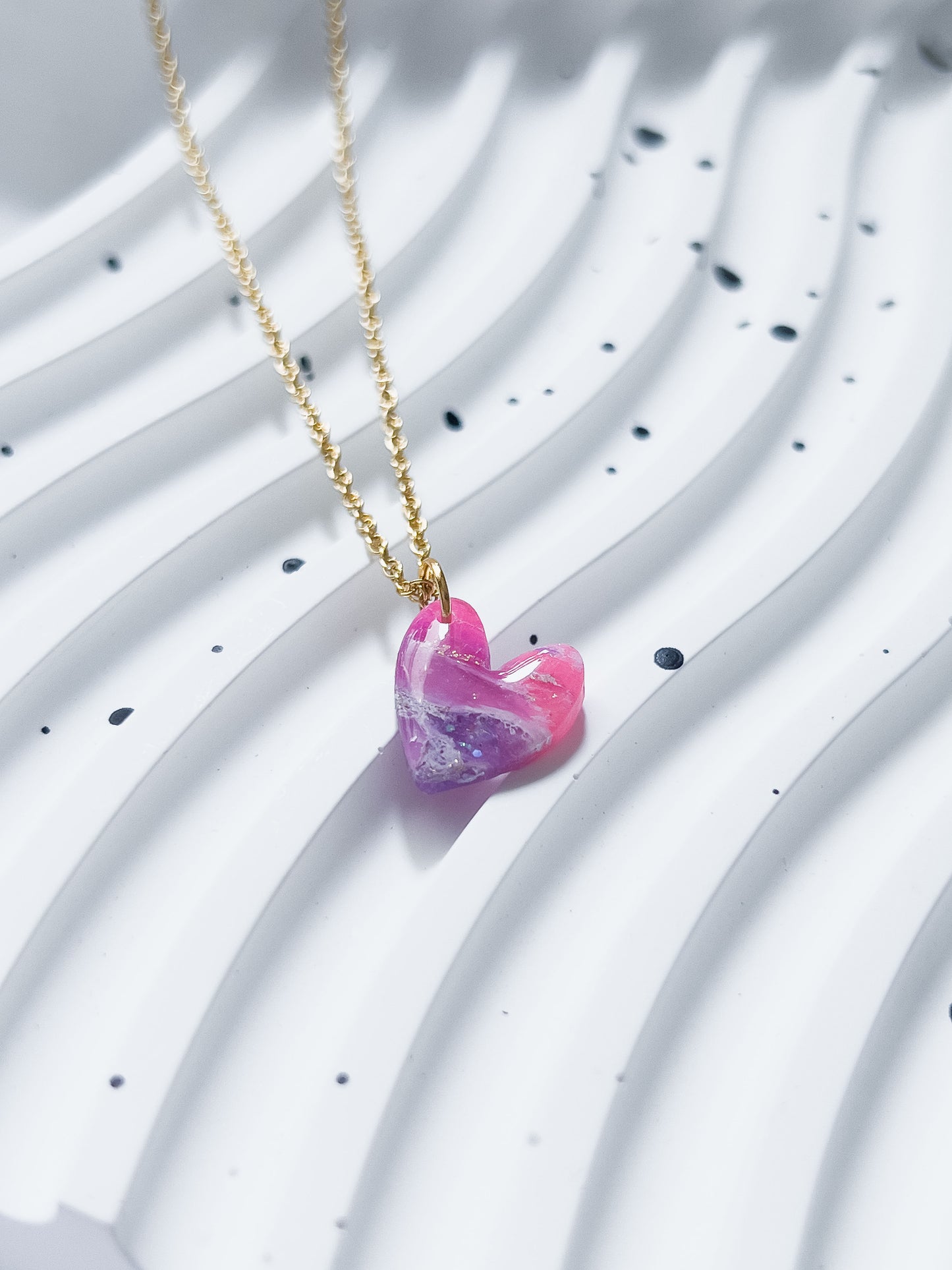 Col R ✦ Fuchsia-marmorierte Herz Halskette