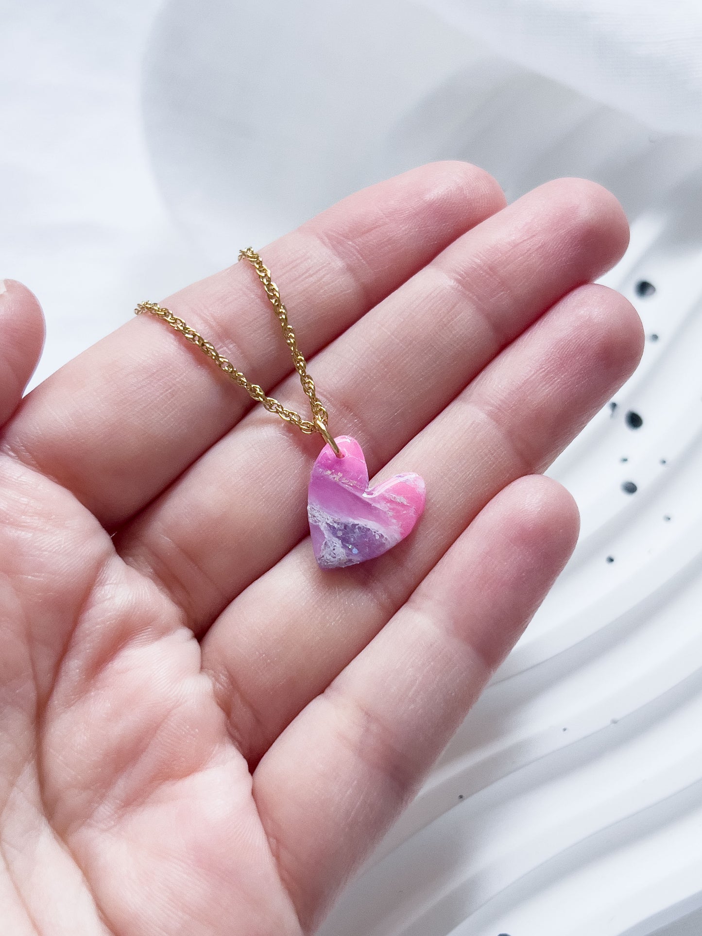 Col R ✦ Fuchsia-marmorierte Herz Halskette