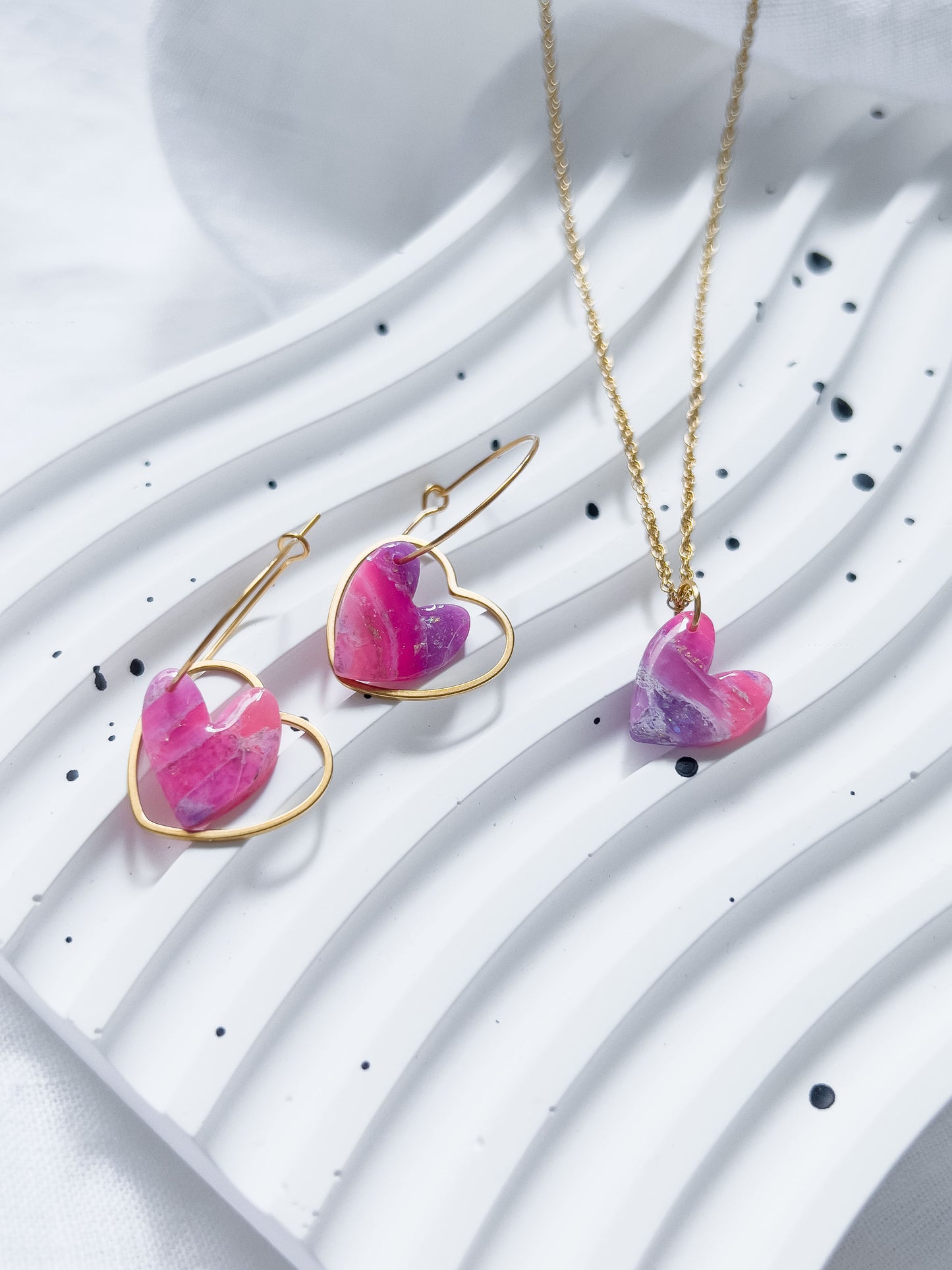 Fuchsia-marmoriertes Herz Creolen & Halskette Set