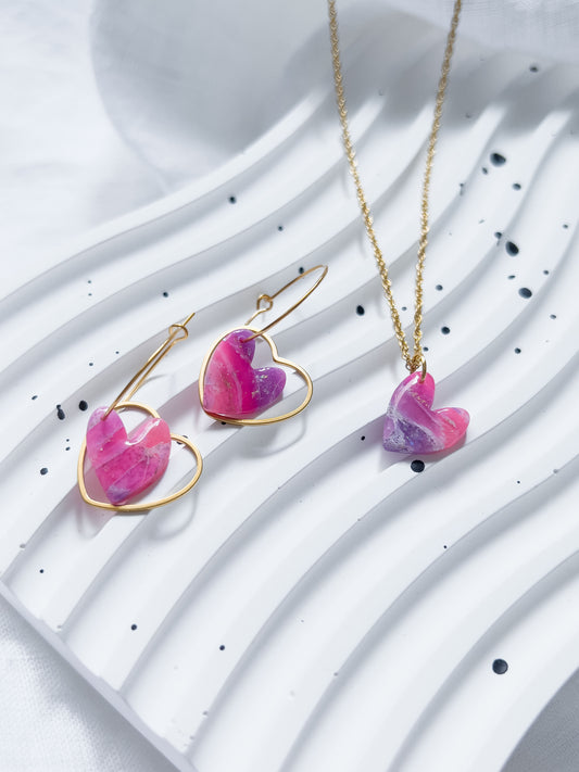 Fuchsia-marmoriertes Herz Creolen & Halskette Set