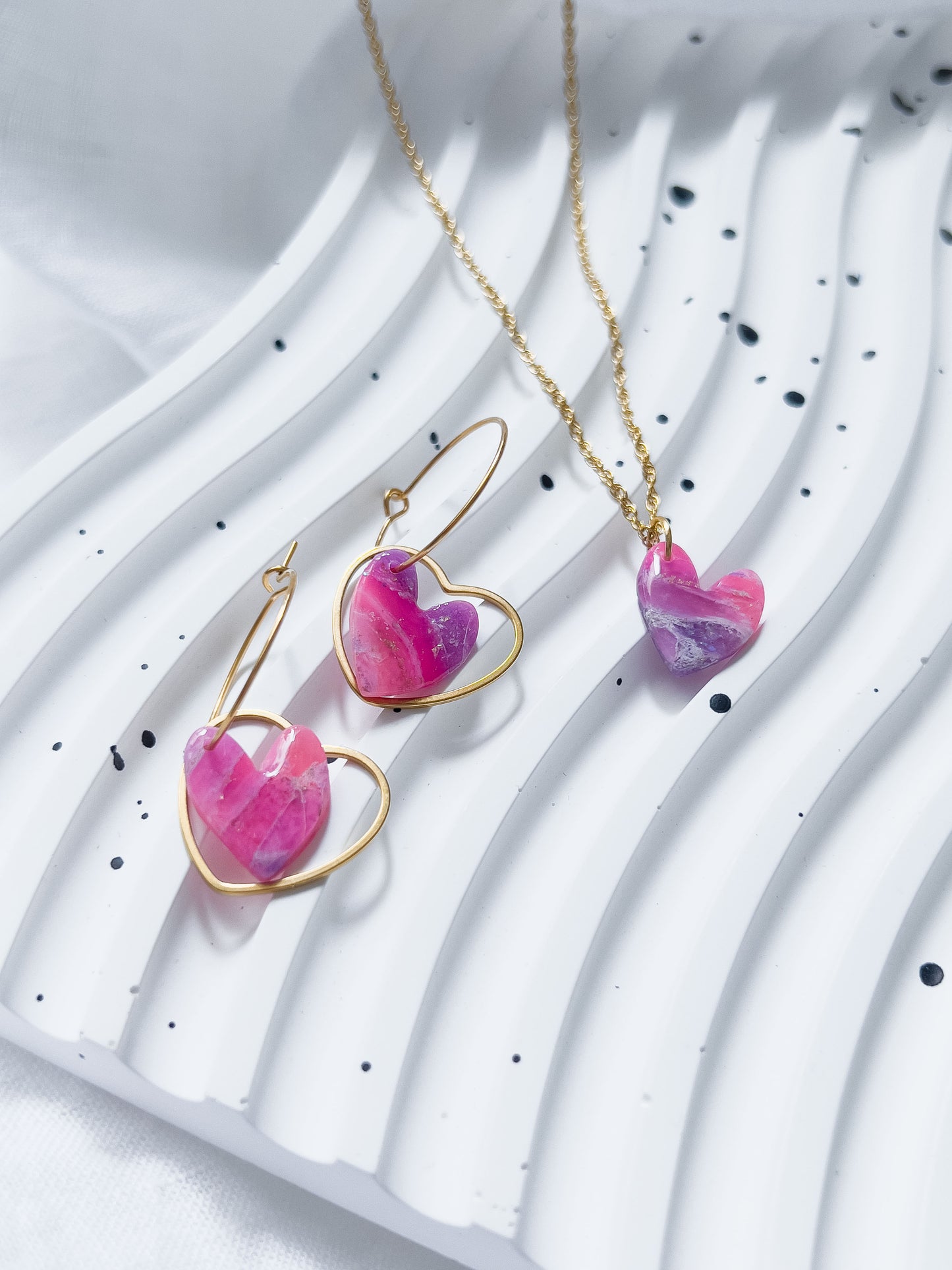 Fuchsia-marmoriertes Herz Creolen & Halskette Set