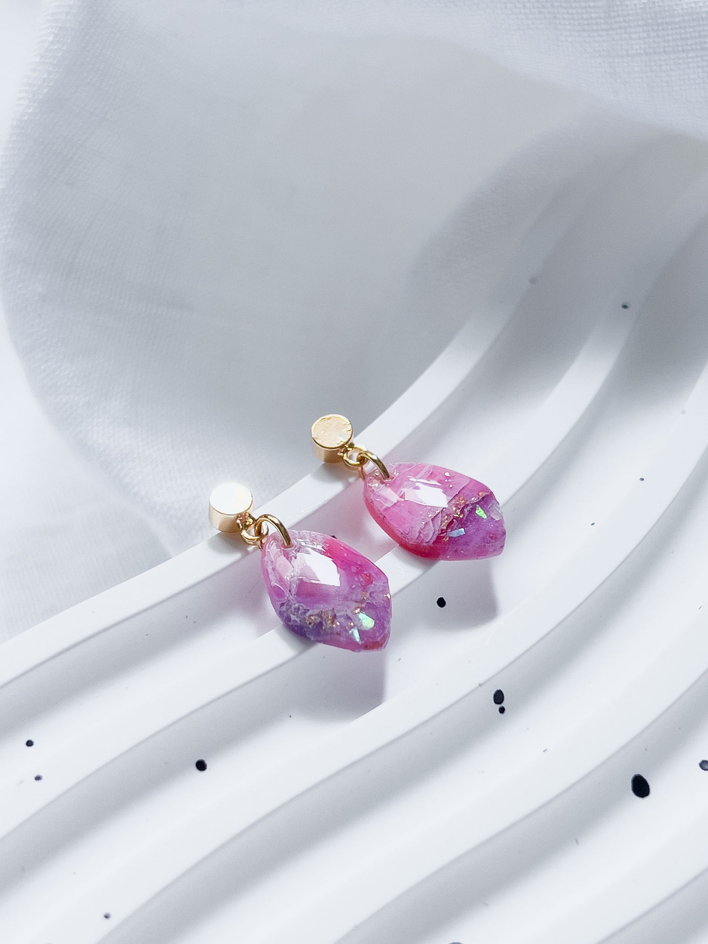 Col R ✦ Fuchsia-marmorierte Kiesel Ohrringe