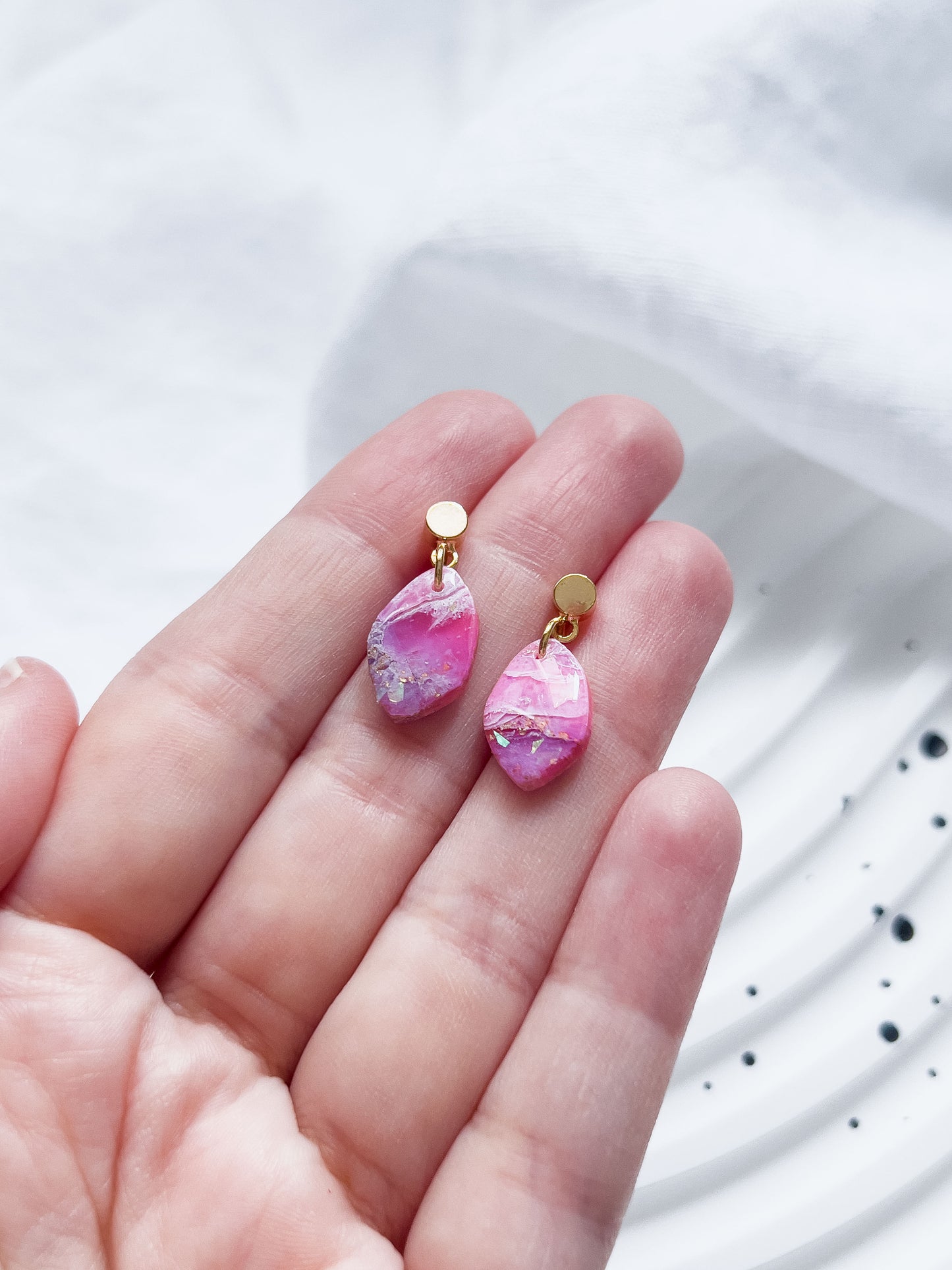 Col R ✦ Fuchsia-marmorierte Kiesel Ohrringe
