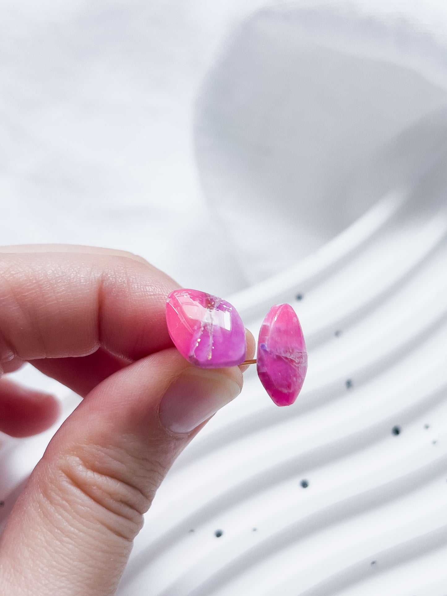 Col R ✦ Fuchsia-marmorierte Kiesel Ohrstecker