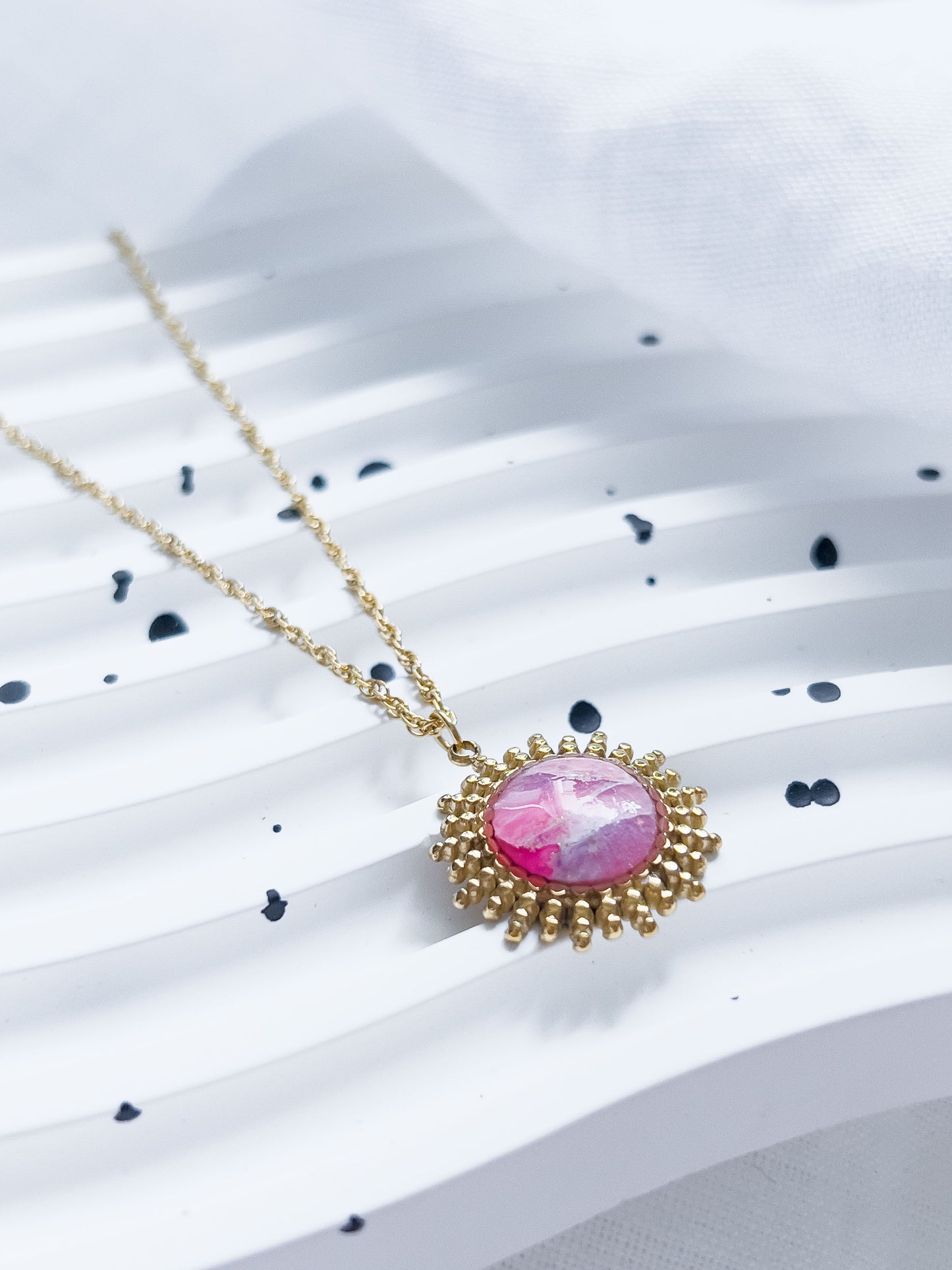 Col R ✦ Fuchsia-marmorierte Sonnen Halskette