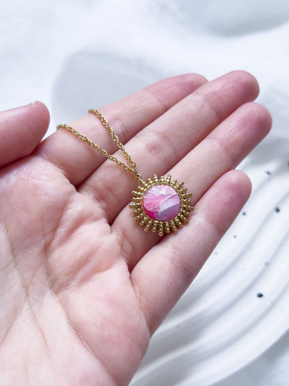 Col R ✦ Fuchsia-marmorierte Sonnen Halskette