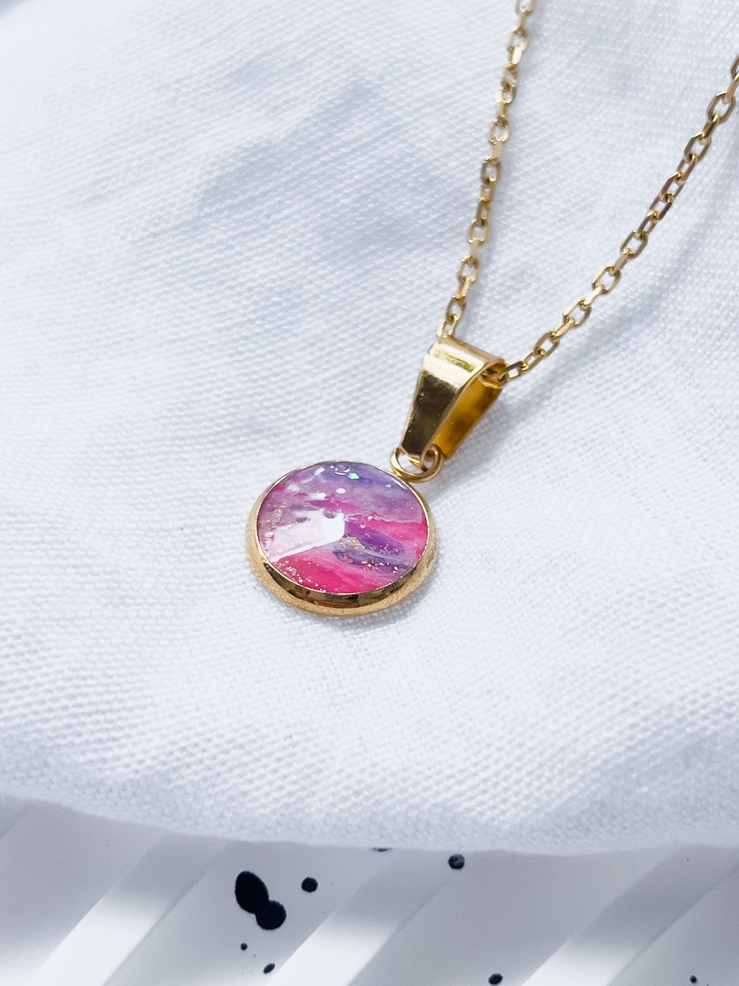 Col R ✦ Fuchsia-marmorierte runde Halskette