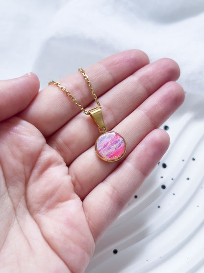 Col R ✦ Fuchsia-marmorierte runde Halskette