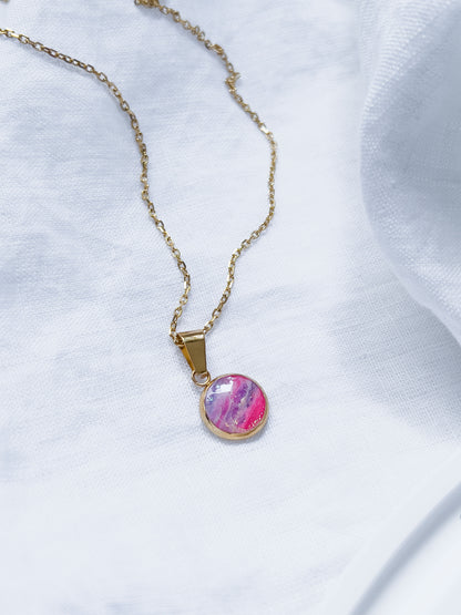 Col R ✦ Fuchsia-marmorierte runde Halskette