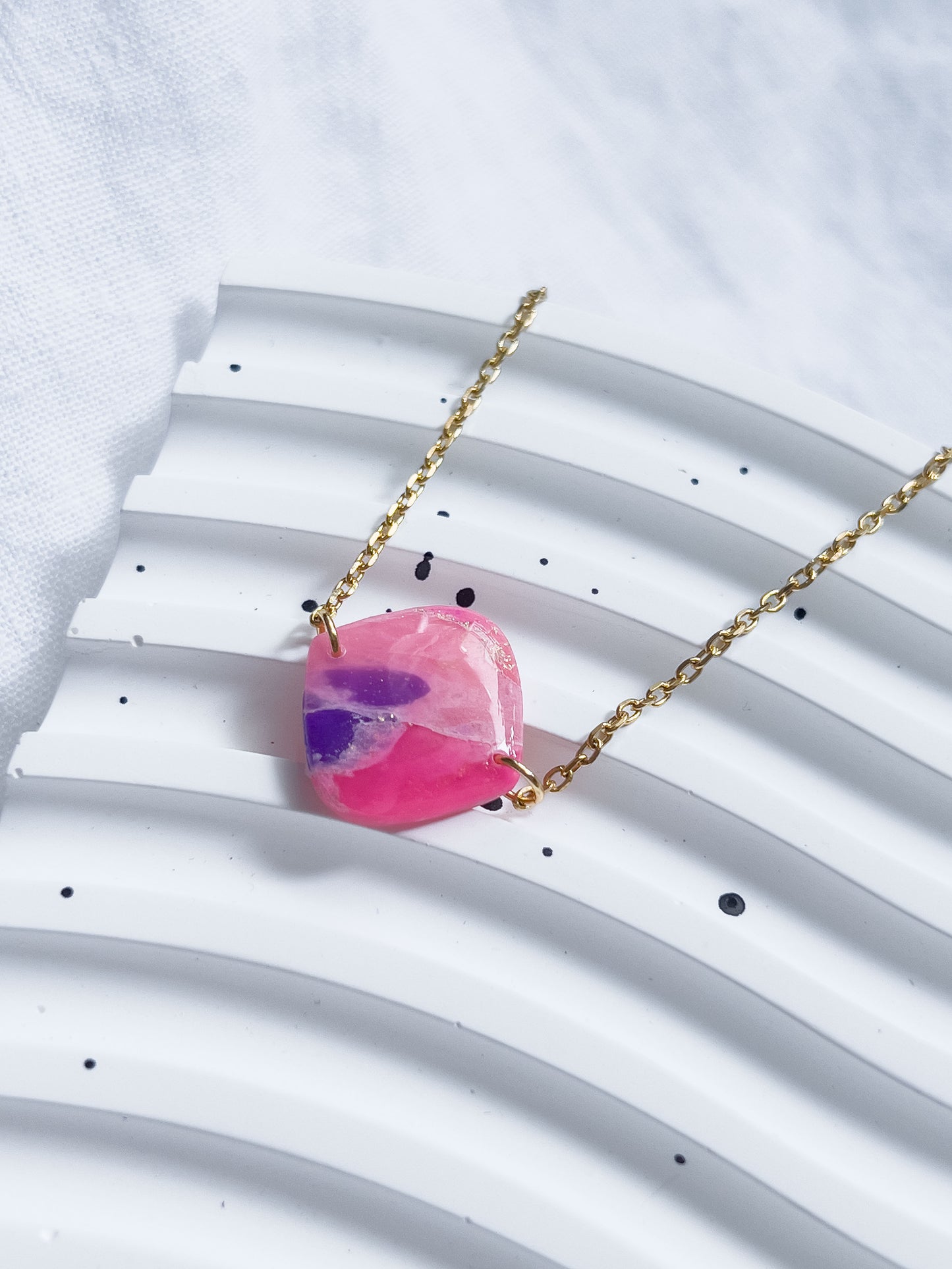 Col R ✦ Fuchsia-marmoriertes Statement Armband