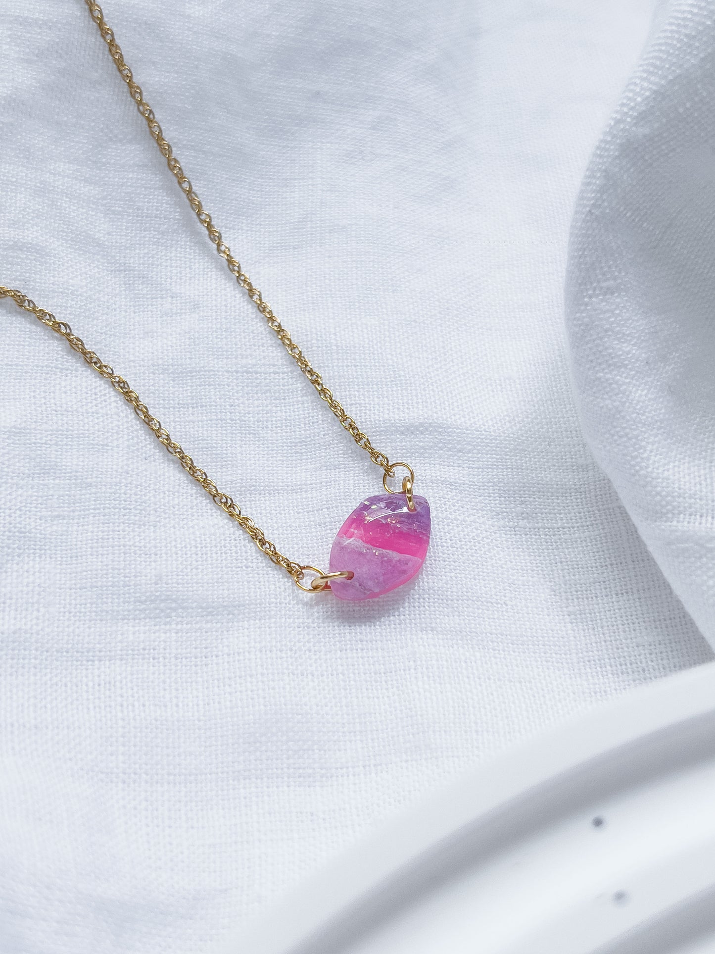 Col R ✦ Fuchsia-marmoriertes Kiesel Armband