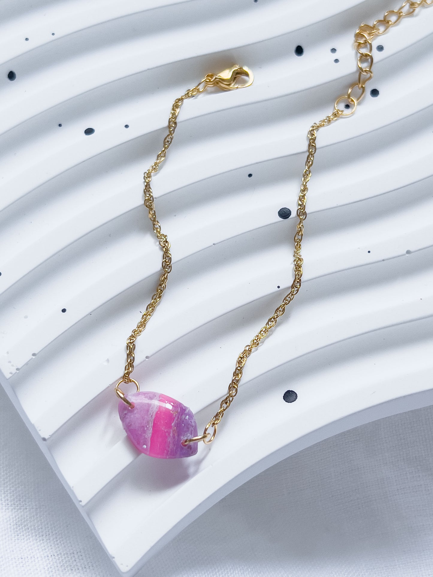 Col R ✦ Fuchsia-marmoriertes Kiesel Armband