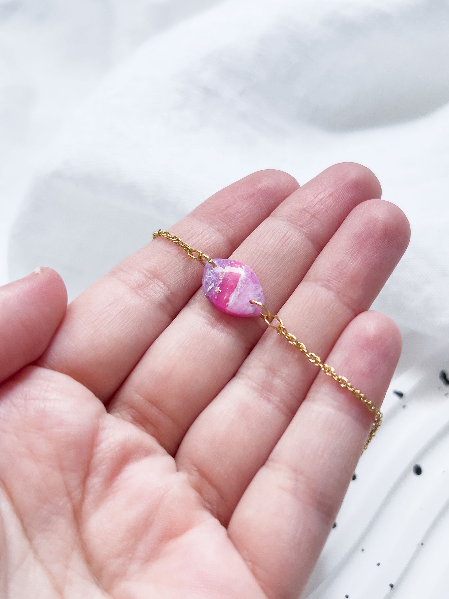 Col R ✦ Fuchsia-marmoriertes Kiesel Armband