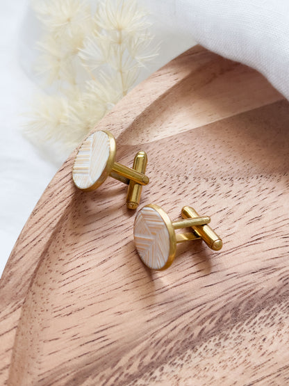 Bridal Col ✦ Perlmuttfarbene Manschettenknöpfe mit goldenem Muster